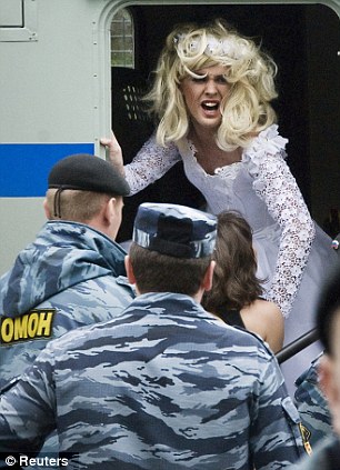 article-2266059-04F652DF000005DC-794_306x423