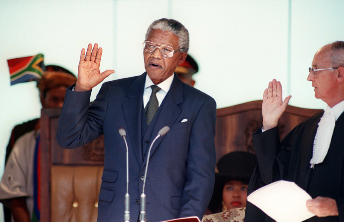 South African President Nelson Mandela takes the oath 10 May 1994 during his inauguration at the Union Building in Pretoria.
