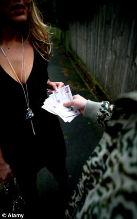 article-2545003-06FAF805000005DC-332_306x487