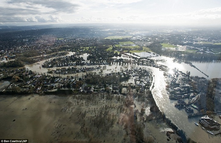 Aerial view showing flooding covering Shepperton, Surrey. The Thames has hit record levels causing extensive flooding to parts of the South-East Aerial view showing flooding covering Shepperton, Surrey. The Thames has hit record levels causing extensive flooding to parts of the South-East