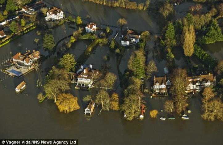 Houses are threatening by the water in Cookham, Berkshire after the River Thames burst its banks and flooded homes and gardens worth millions Houses are threatening by the water in Cookham, Berkshire after the River Thames burst its banks and flooded homes and gardens worth millions