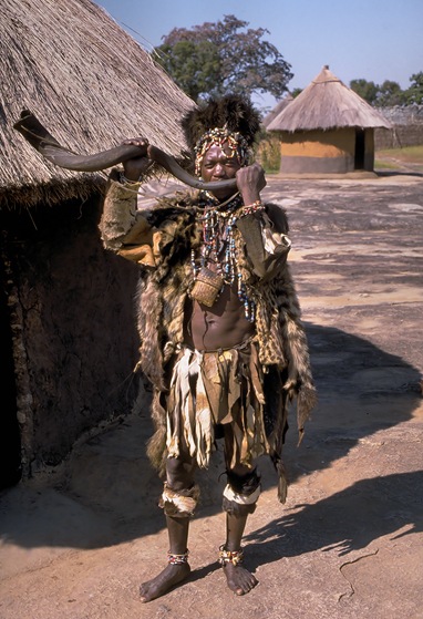 Shona_witch_doctor_(Zimbabwe)