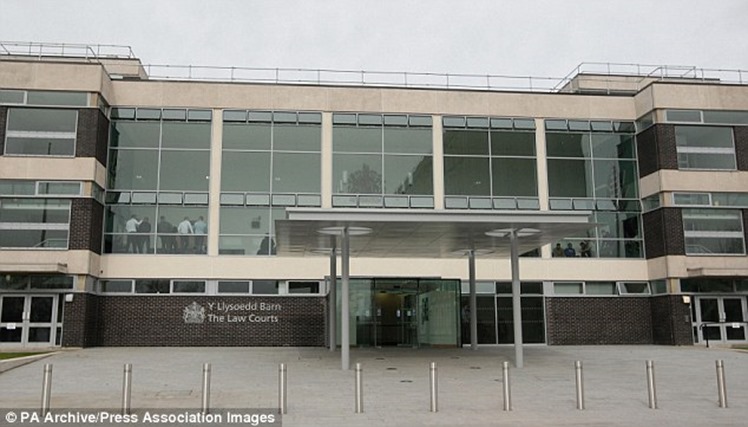 article-2610371-1D2AE0CD00000578-493_634x361