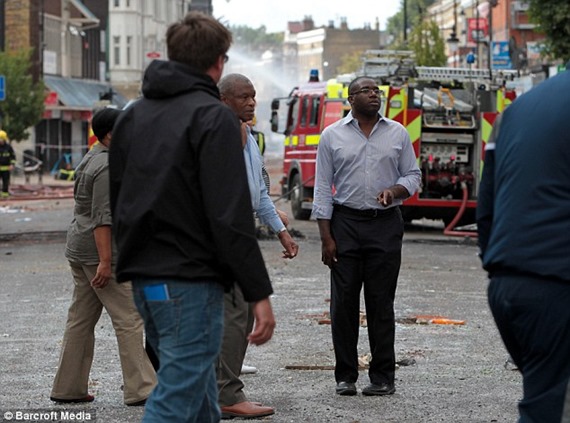 article-2093223-11802F0E000005DC-397_634x471