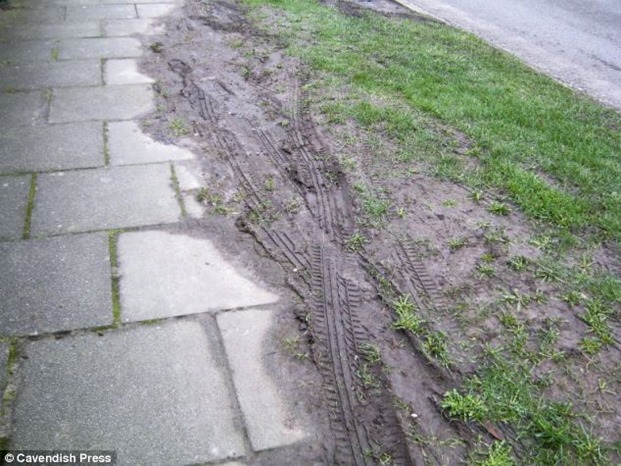 article-2621255-1D9A2B7D00000578-497_634x475