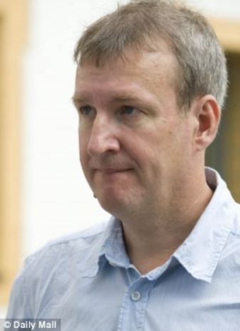 article-0-0ABD3589000005DC-143_308x425