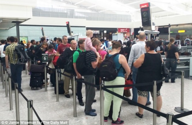 article-2681957-1F61D48000000578-130_634x412