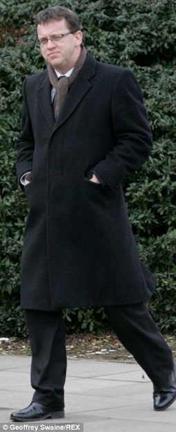 article-2698021-1FC7C1F600000578-359_306x750