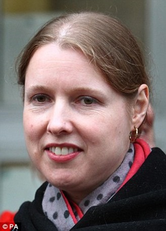 1407519975654_Image_galleryImage_Dr_Alison_Hewitt_talks_to