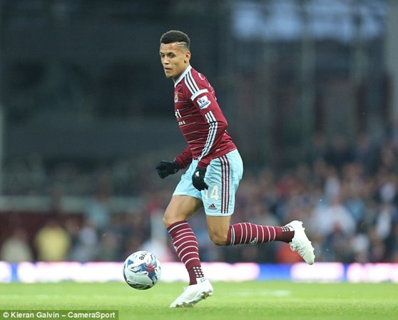 1409236267946_wps_6_West_Ham_United_s_Ravel_M 1409236267946_wps_6_West_Ham_United_s_Ravel_M