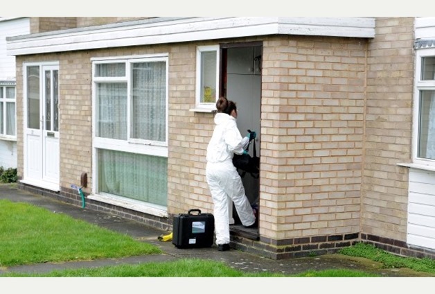 PICTURE ALEX HANNAM - Police and forensic officers at Somerfield Walk in Beaumont Leys where a body was found on Sunday - STORY