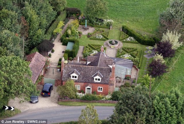 article-2723324-2080D1B400000578-669_634x429