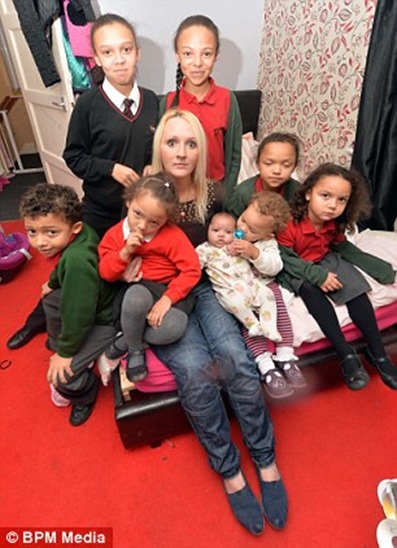 article-2728767-20A37D1E00000578-162_306x423