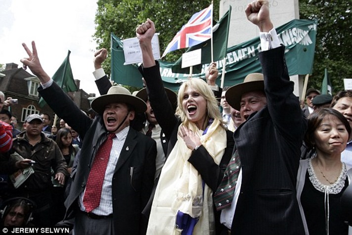 1416001994830_wps_2_JOANNA_LUMLEY_CELEBRATES_