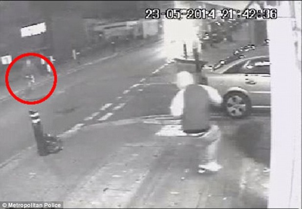 248E2E8900000578-2903654-Meric_turns_around_when_officer_NC32_shouted_Armed_Police_and_be-a-21_1420882317096