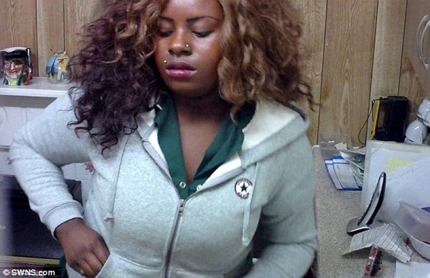 25DCEEAC00000578-2961385-The_teenager_then_stuffed_the_money_into_the_pocket_of_her_hoode-m-26_1424433836635