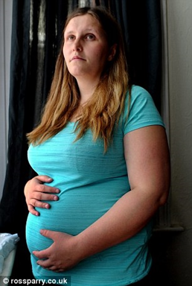 28B505F300000578-3083531-Rachel_Roda_24_is_terrified_she_could_lose_her_unborn_baby_after-m-41_1431705517700
