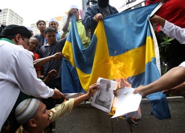 burning-Swedish-flag burning-Swedish-flag