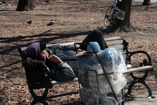 hobo_on_park_bench_by_plotclaws-d4652g2