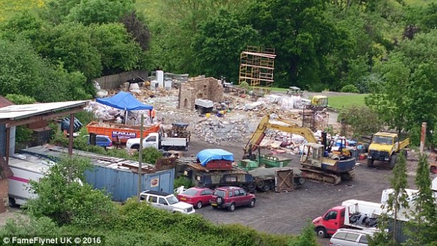 34E0936300000578-3624516-image-a-71_1464987653943