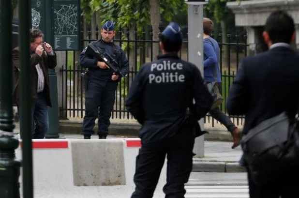 Belgian police officers patrol in central Brussels, Belgium, June 18, 2016. REUTERS/Francois Lenoir