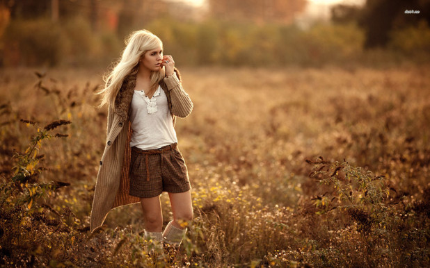 15667-girl-on-the-autumn-field-1920x1200-girl-wallpaper