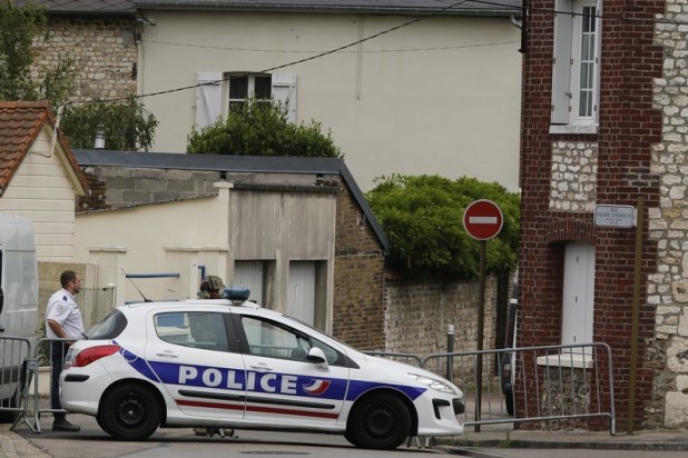 7784235103_un-agent-de-police-devant-l-eglise-de-saint-etienne-du-rouvray