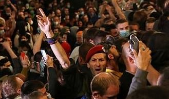 Serbia: People Clash with Police While Protesting Against New Lockdown, President Backtracks Plans