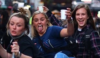 UK: Crowds Now Enjoying Nightlife, Getting Drunk, Not Caring About Coronavirus