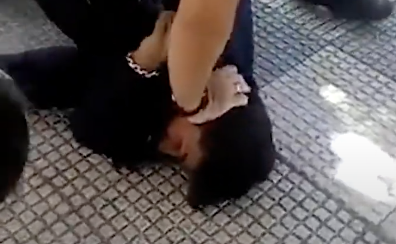 Spain: Police Officer Kneels on Neck of Screaming 14-Year-Old Boy for Not Wearing Face Mask