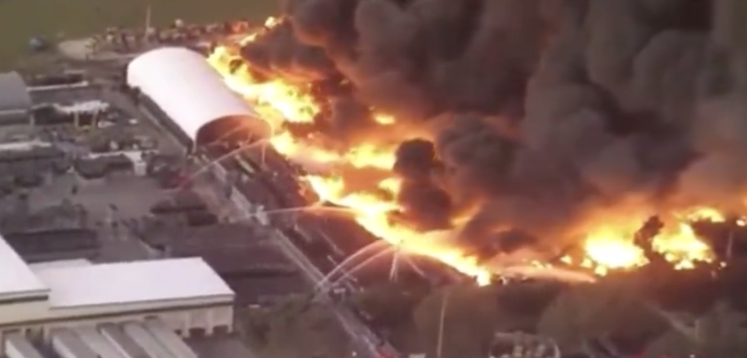 Florida: Citizens Worried About Poisoned Air After Warehouse Filled with Fertilizer and Plastic Burns Up