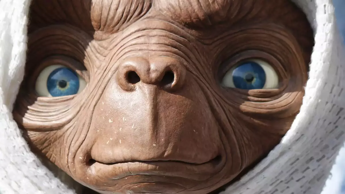 Steven Spielberg Fuels Alien Hoax, Says Government Hiding UFO Information