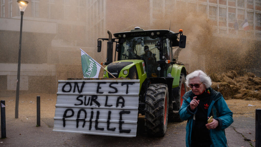 France: Farmers Escalate Protests, Block Roads, Dump Manure in Front of Government Buildings
