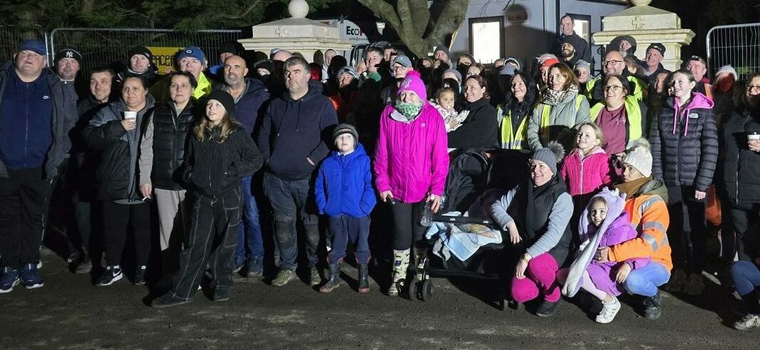 Ireland: People Do Round-The-Clock Protest in Front of Building Allegedly Planned to House Invaders