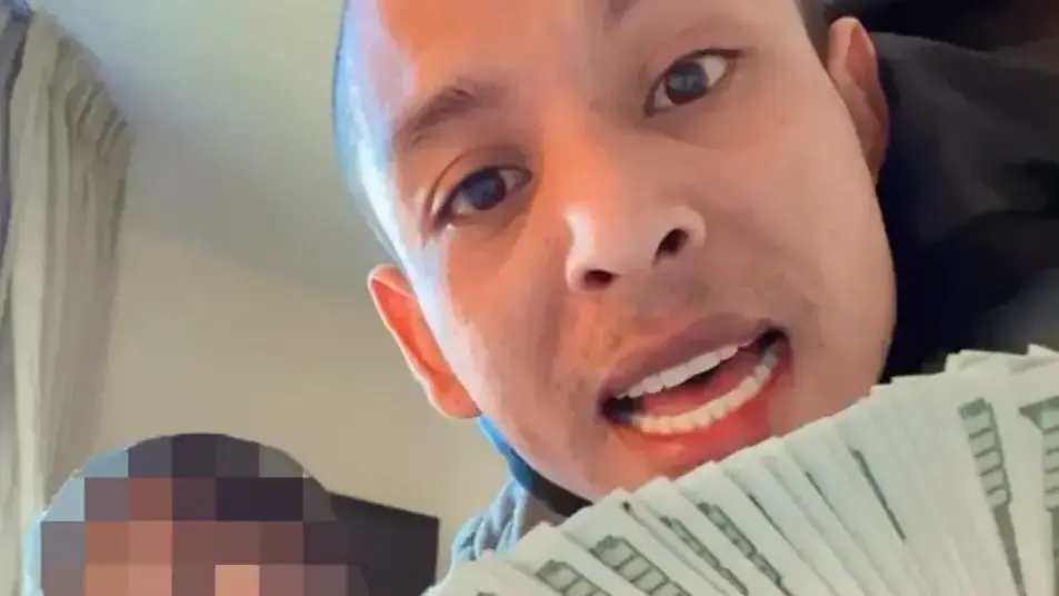 Watch: Venezuelan Influencer (Possible Crisis Actor) Flaunts Cash, Mocks Americans for Being Slaves