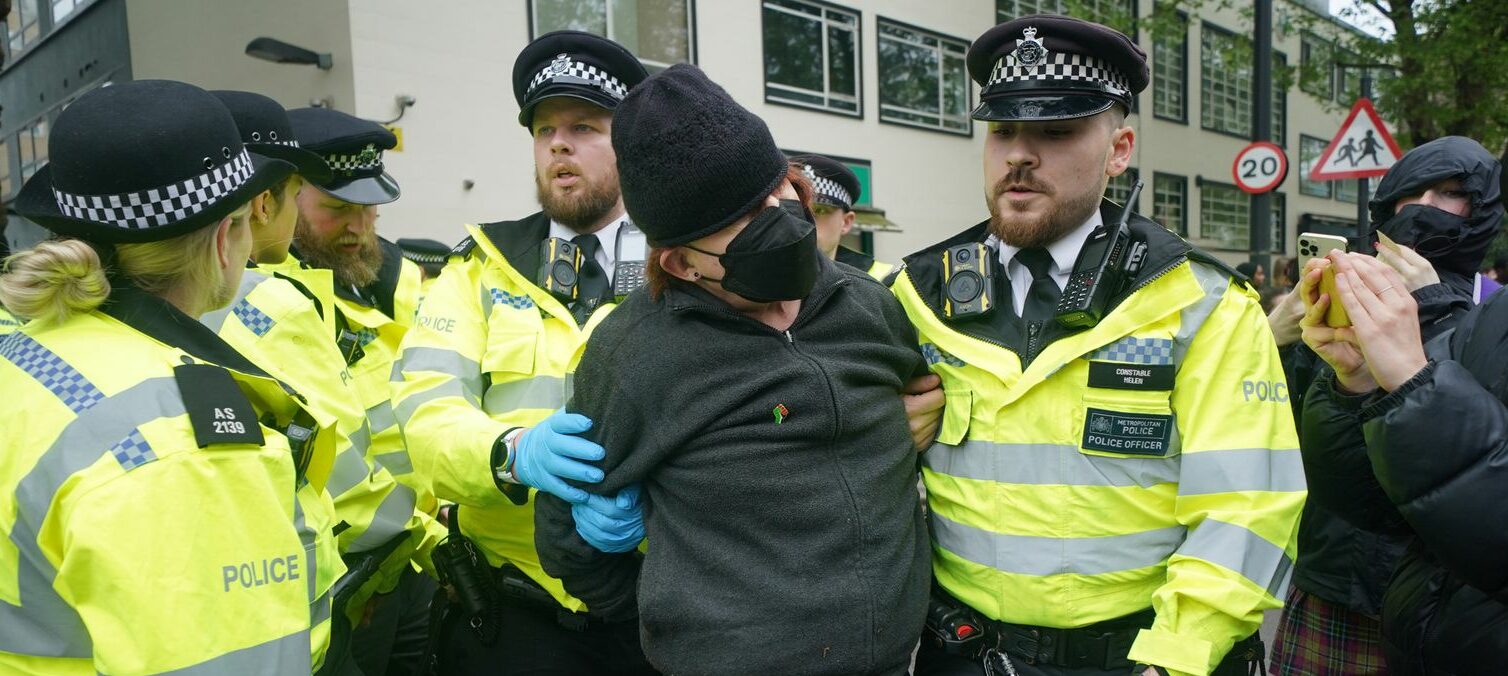 UK: Protesters Block Bus Carrying Invaders, Slash Its Tires
