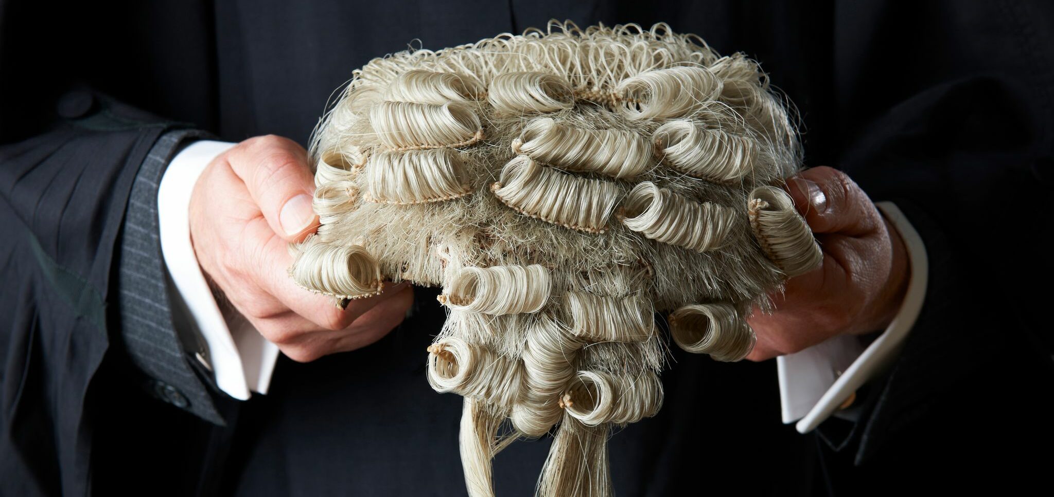 UK: English Courtrooms Plan to Cancel Barristers’ Wigs Because of Racism