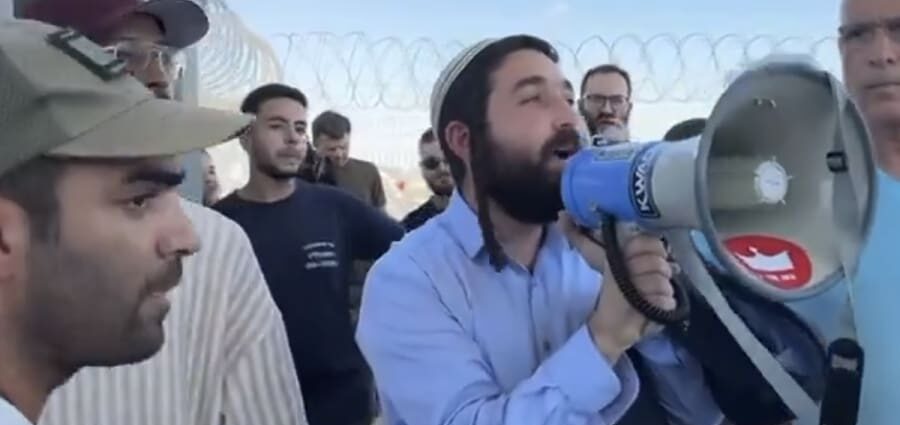 Jew Extremists Break Into IDF Base to Protest Soldiers Being Investigated for Alleged Abuses of Palestinians