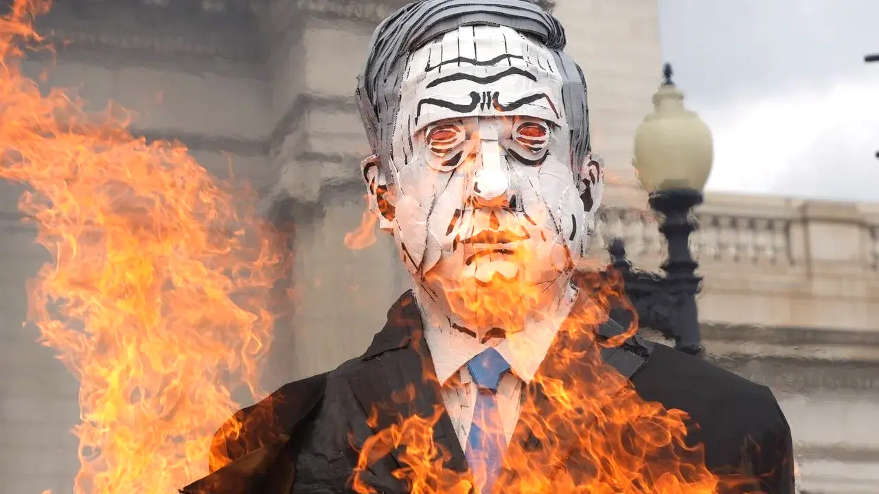 DC: Protesters Burn Netanyahu Effigy, Attacked by Bloodthirsty Badge Niggers