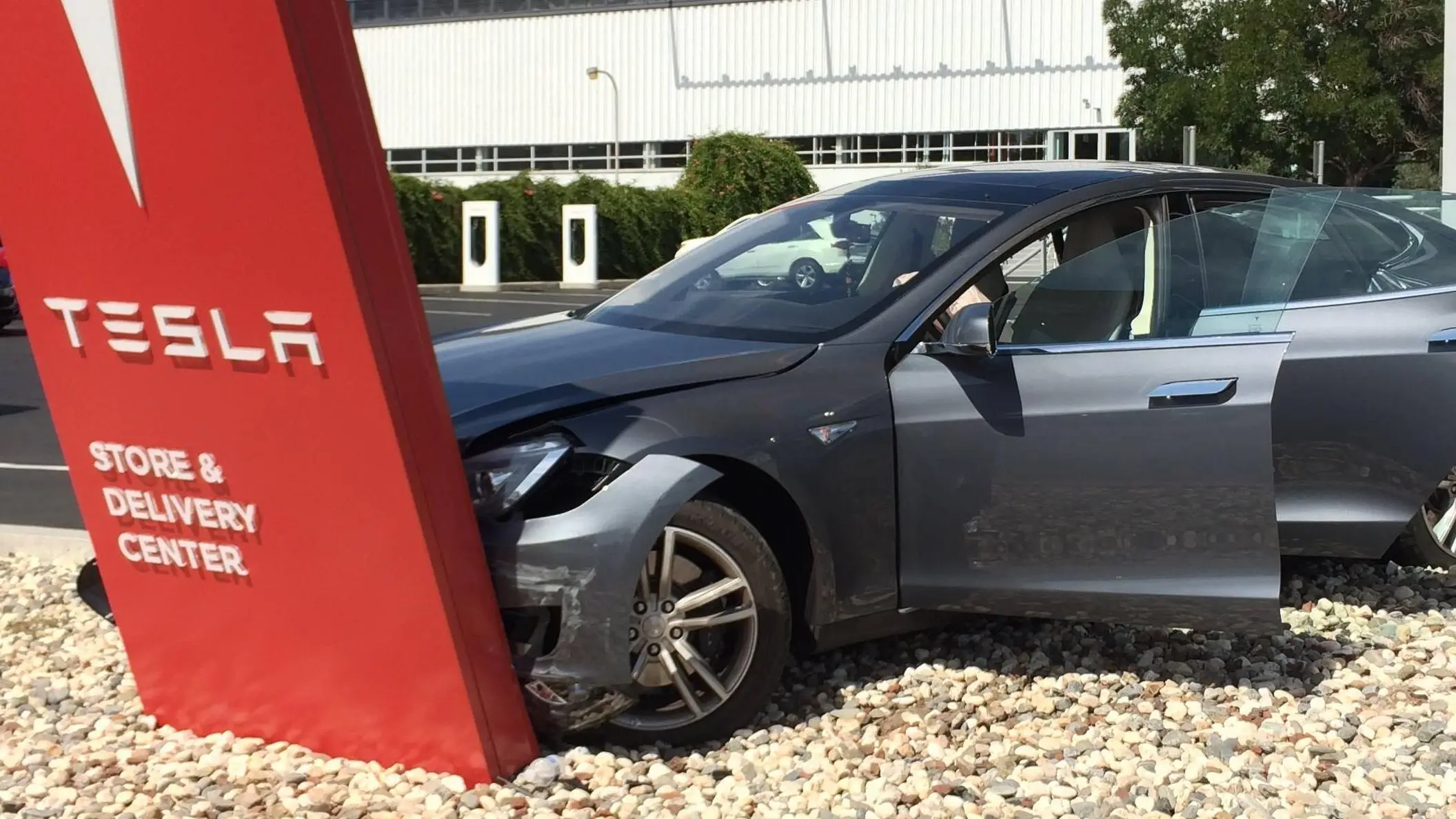 Wall Street Analyst Nearly Crashes While Testing Tesla’s “Full Self Driving”